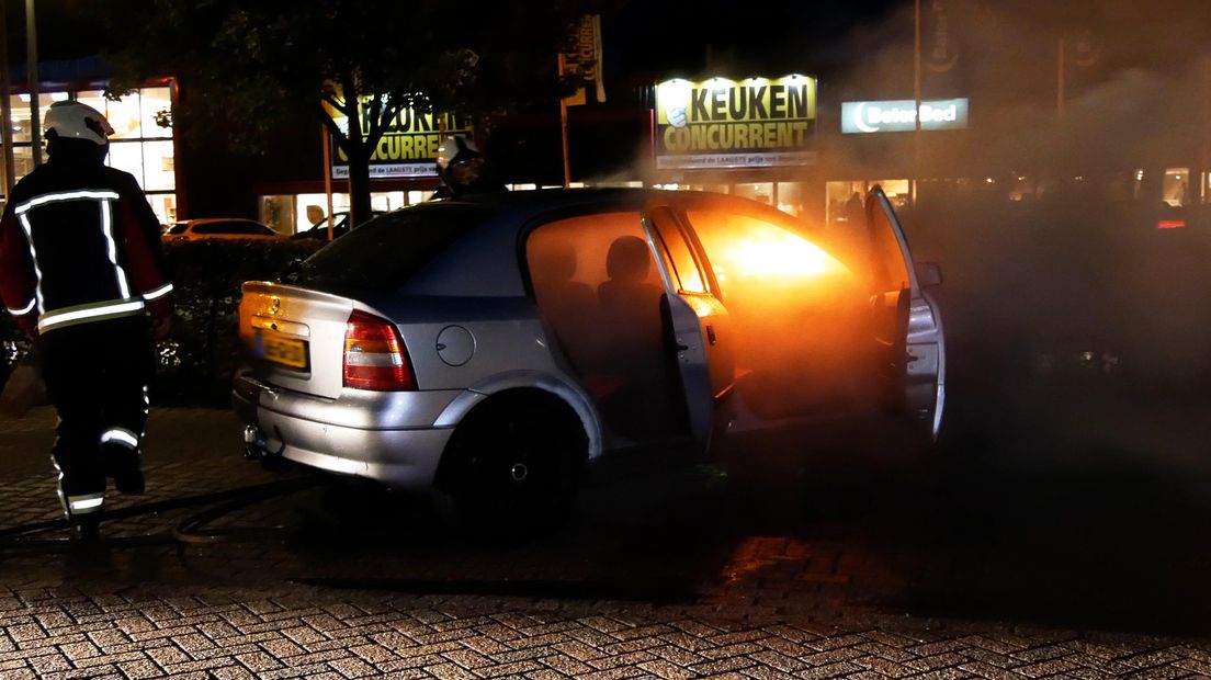 In Hoogveen vloog een auto in brand (Rechten: persbureau Meter)