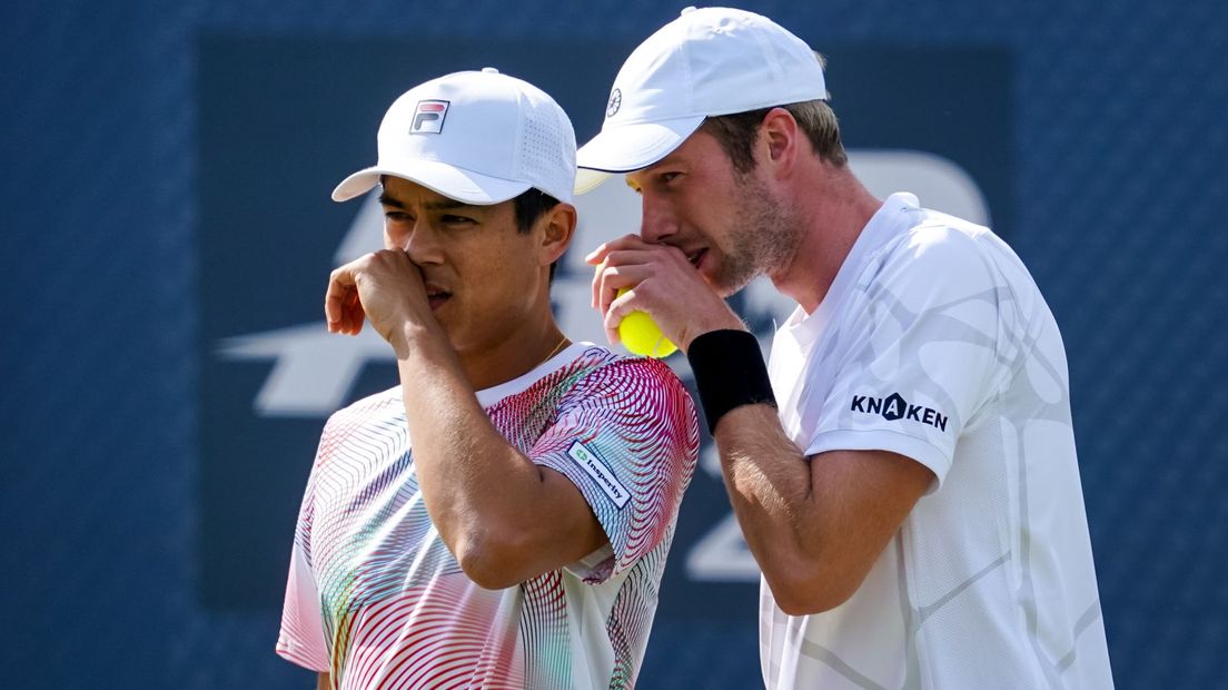 Botic van de zandschulp (r) en Mackenzie McDonald