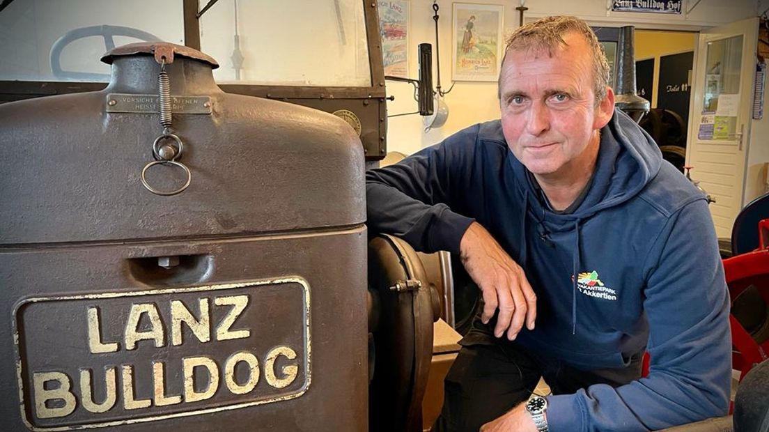 Dick Spans bij één van zijn favoriete Lanz Bulldog exemplaren