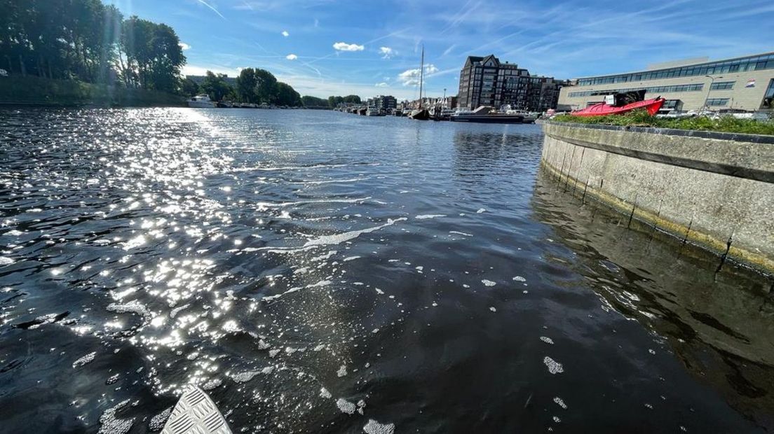 De Limes Bubble Barrier in actie in de Oude Rijn bij Katwijk