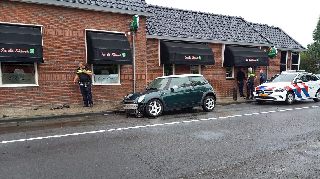 De politie neemt de schade op