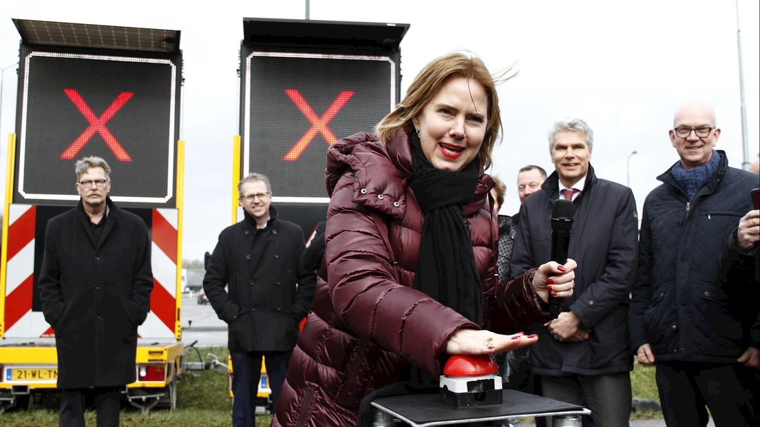 Minister Cora van Nieuwenhuizen 'opent' de werkzaamheden aan de A1