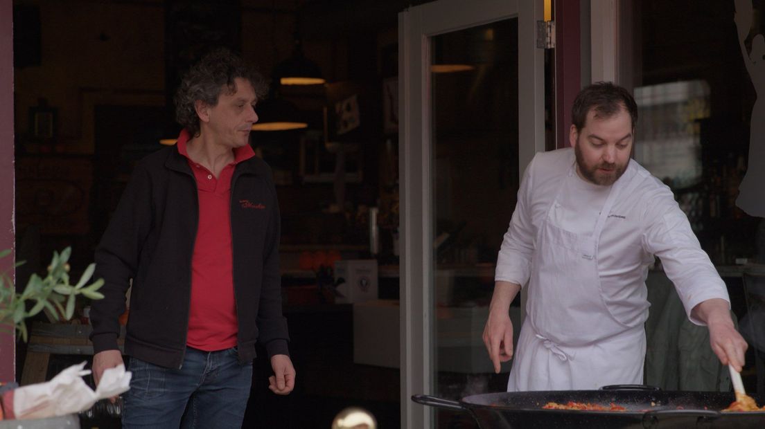Kok Vandenberg roert in de paellapan