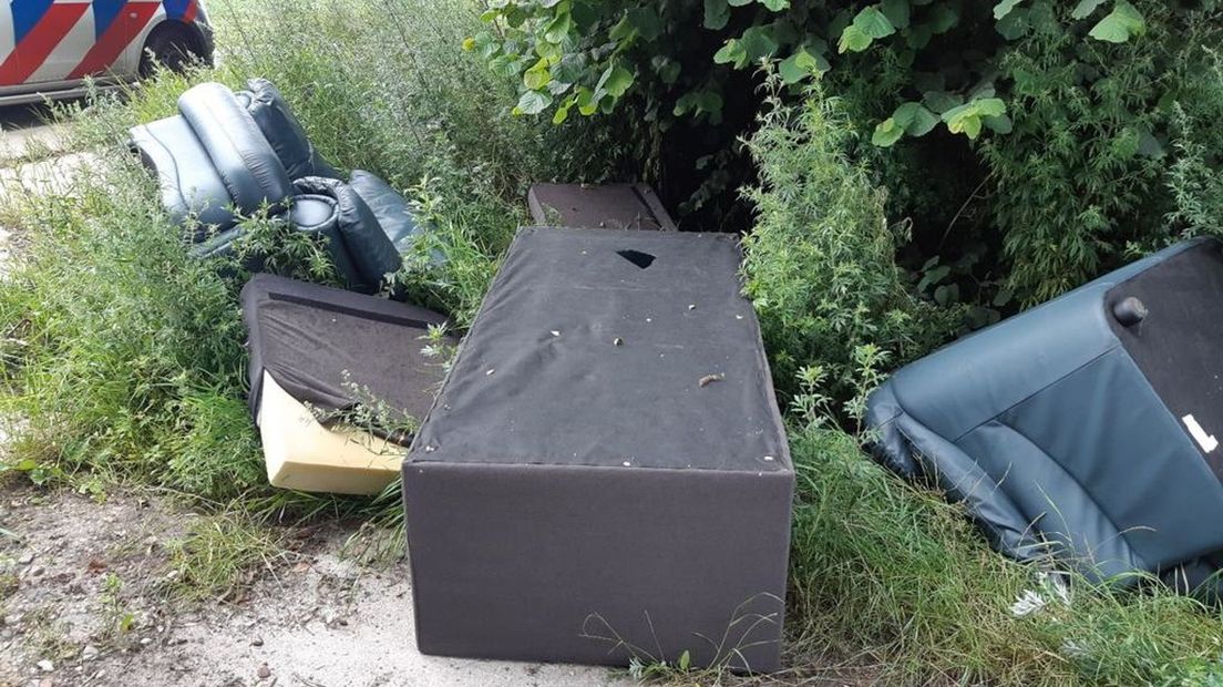 Meubels gedumpt in natuurgebied bij Valthermond - RTV Drenthe