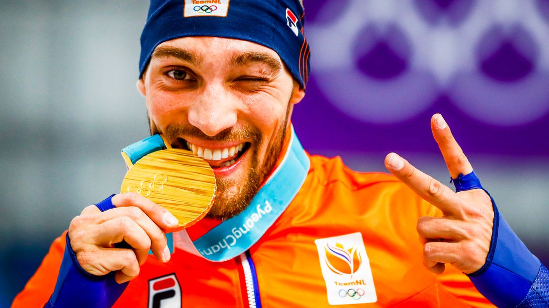 Kjeld Nuis met de gouden medaille na de 1.000 meter (Rechten: ANP/Jerry Lampen)