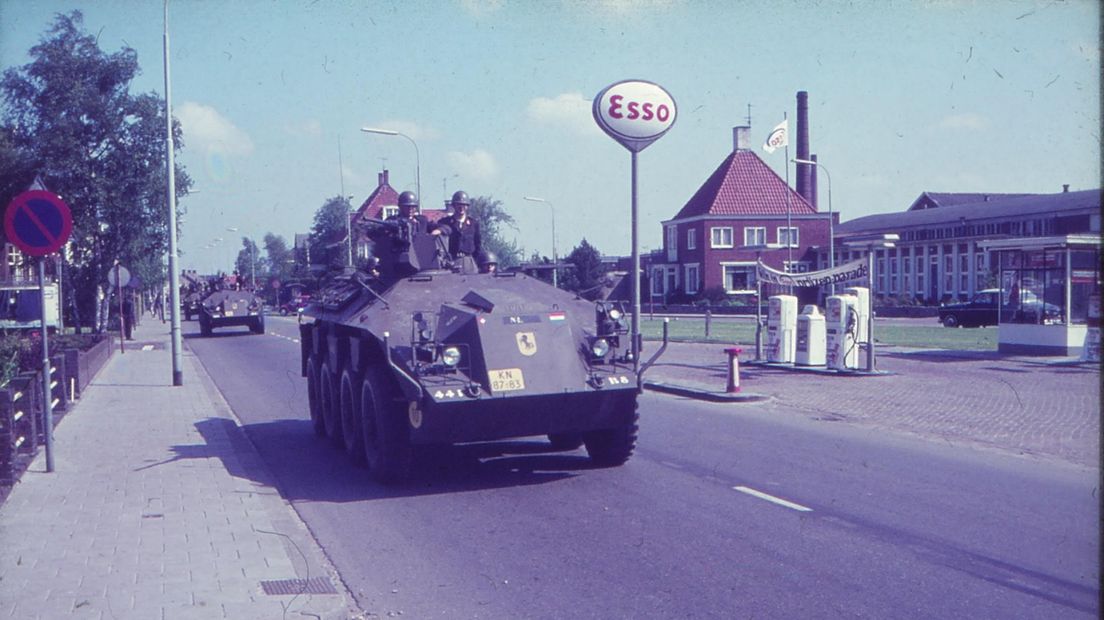 Tanks voorbij de Esso-benzinepomp aan de Wilhelminasingel in Winschoten