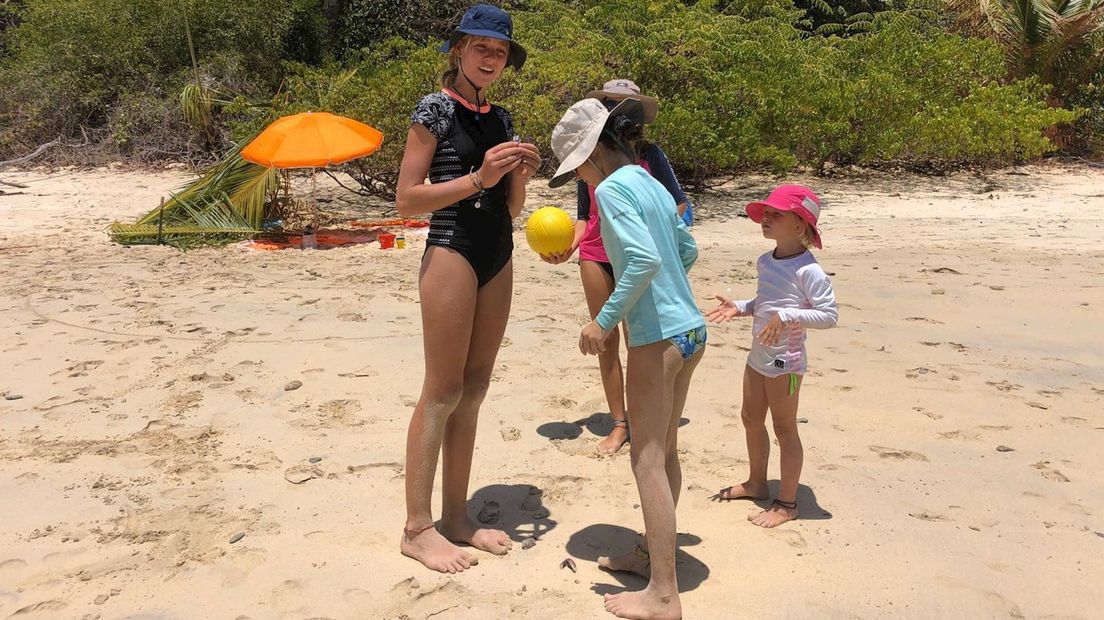 Even geen thuisonderwijs, spelen met twee andere kinderen op het strand