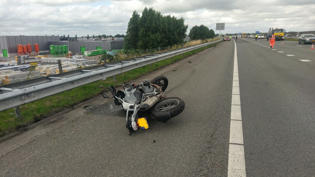 Een motorrijder is dinsdagmiddag ernstig gewond geraakt bij een ongeluk op de A30 bij Ede.