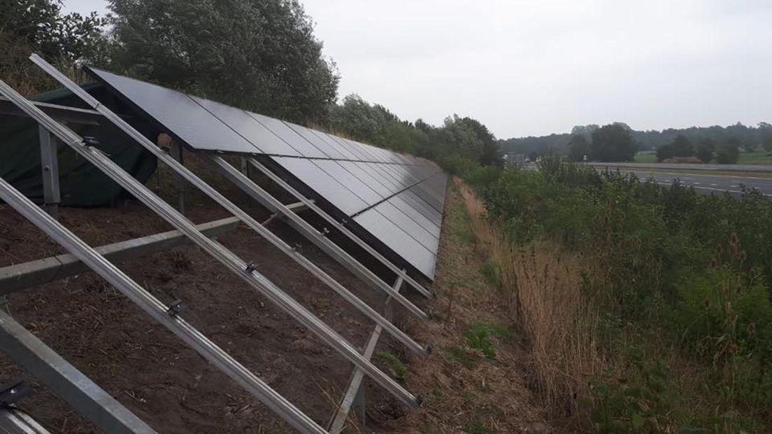 De plek waar de ontvreemde zonnepanelen hingen.