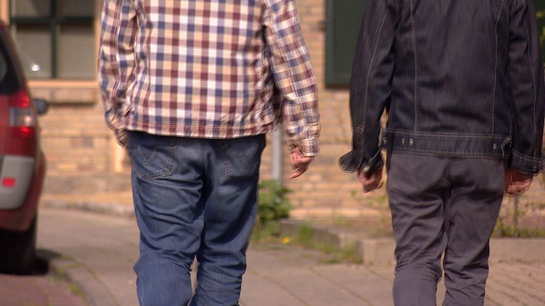 Een homostel durft niet hand in hand te lopen