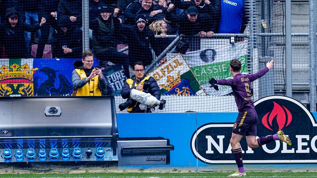 Strand Larsen viert zijn doelpunt tegen FC Utrecht