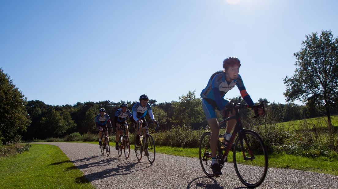 Vier wielrenners op weg om hun laatste teamgenoot op te pikken (Rechten: Maurice Vos/RTV Drenthe)