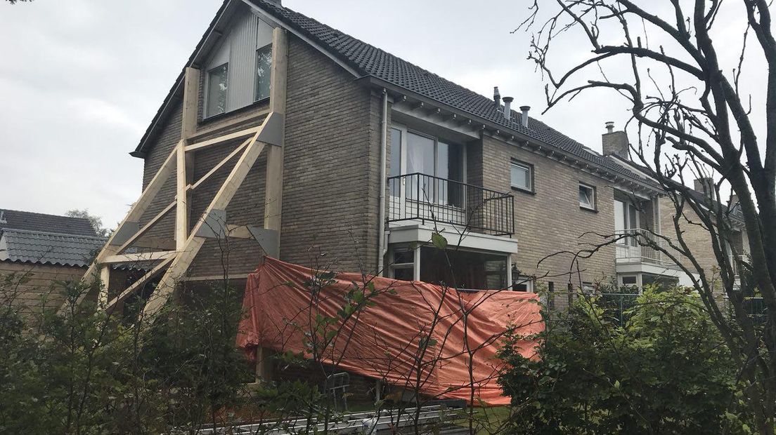 Een verzakt huis aan de Oudgenoegstraat (Rechten: RTV Drenthe/Marjolein Knol)