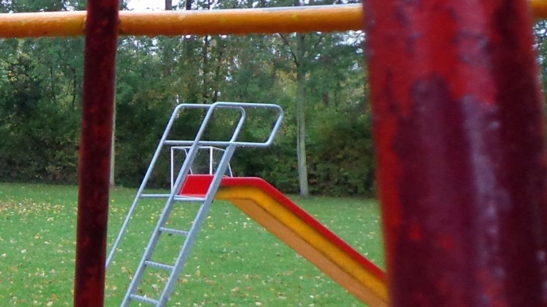 Getuigen gezocht: jongen van speeltoestel gevallen, op de weg gevonden