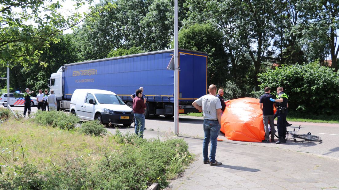 Hulpverleners schermen de plek van het ongeluk af