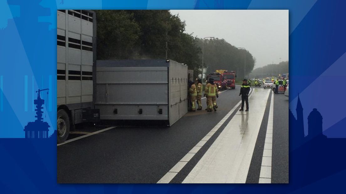 A20 Bij Nieuwerkerk Aan Den IJssel Dicht Door Gekantelde Vrachtwagen ...