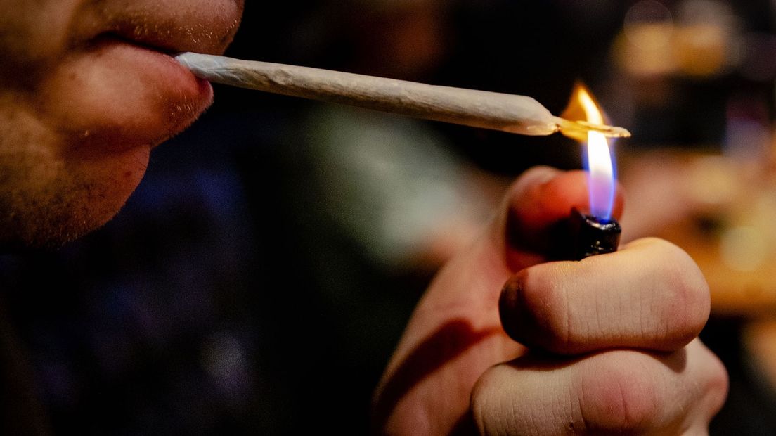 Iemand steekt een joint op.