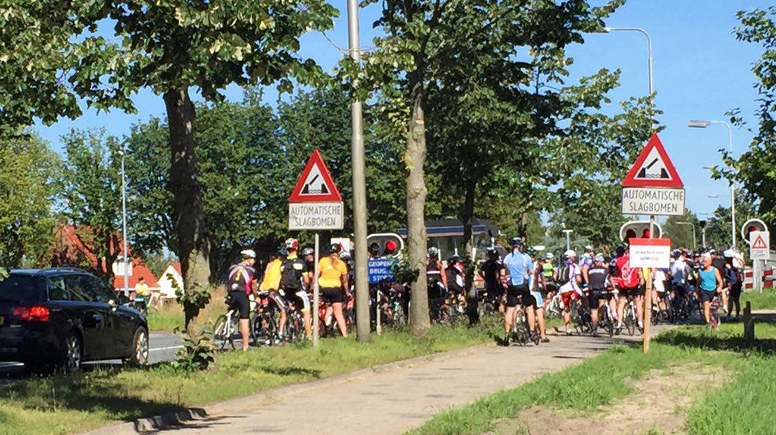In Zuidhorn 'lopen' de wielrenners tegen een openstaande brug aan.