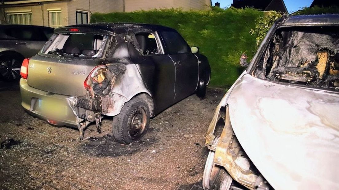 In Geldermalsen gingen twee auto's in vlammen op