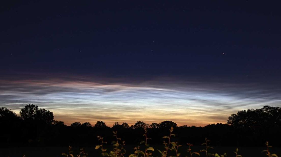 Het loont om deze tijd van het jaar na zonsondergang en voor zonsopgang even naar boven te kijken. De kans dat je een bijzonder weerfenomeen treft, is vrij groot. Zogeheten lichtende nachtwolken waren woensdagavond in heel de provincie te zien.
