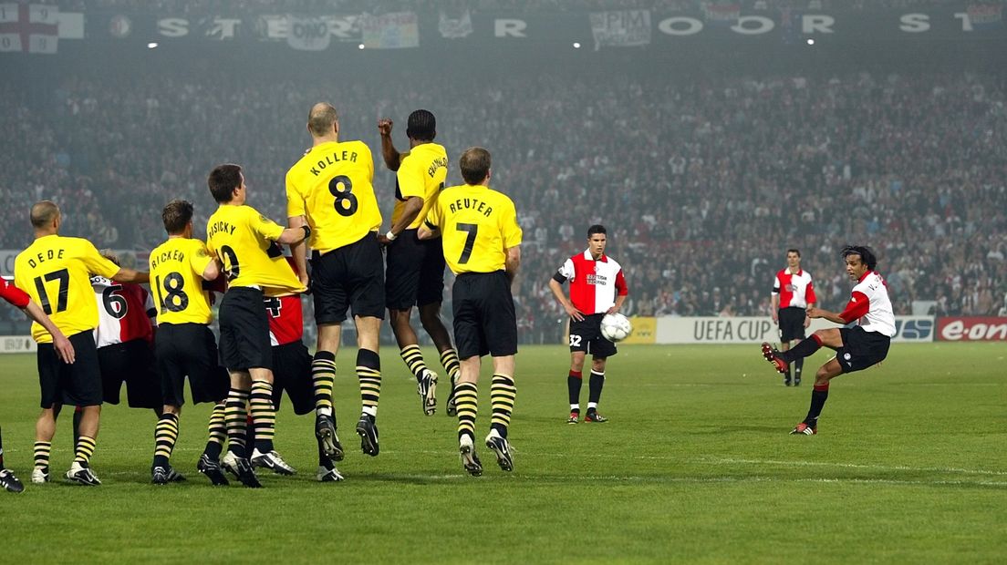 Een iconische foto van Leo Vogelzang: Van Hooijdonk zorgt in de UEFA Cup-finale van 2002 voor 2-0