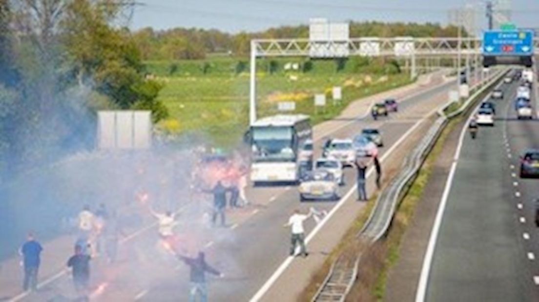 Supporters PEC Zwolle houden spelersbus tegen op A28