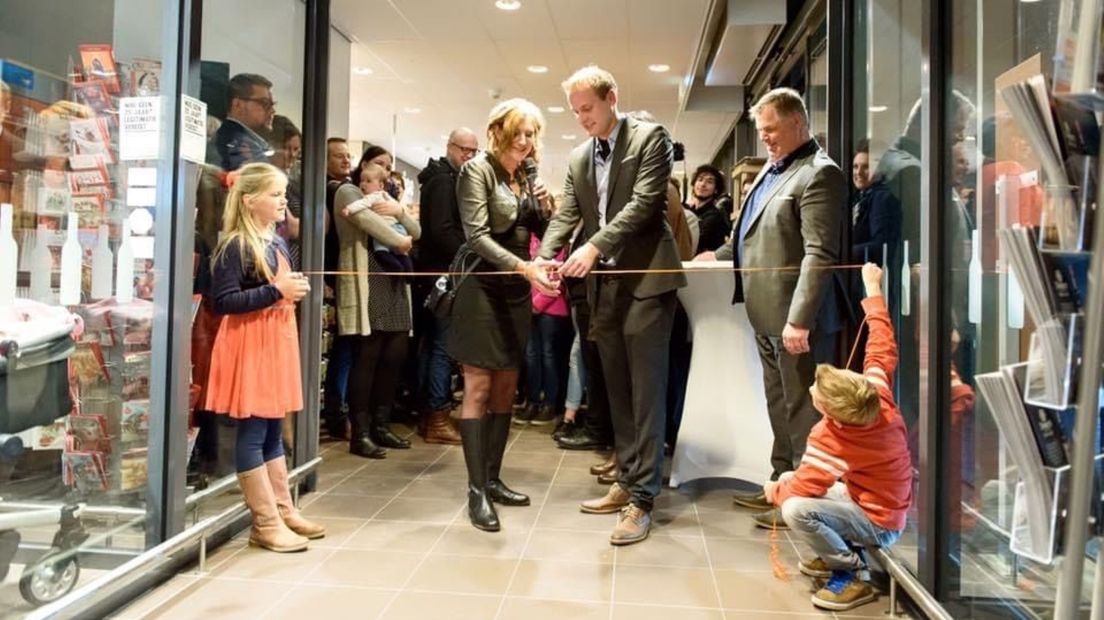 Dochter Eline en en schoonzoon Niels openen de nieuwe locatie in Loppersum in 2015