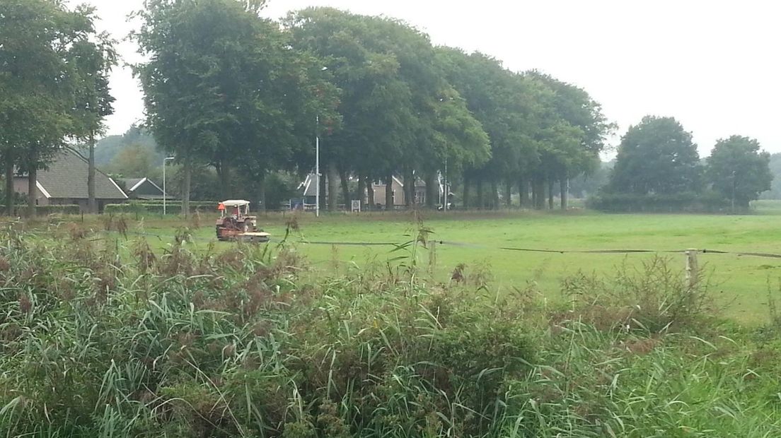 Het evenemententerrein wordt gemaaid