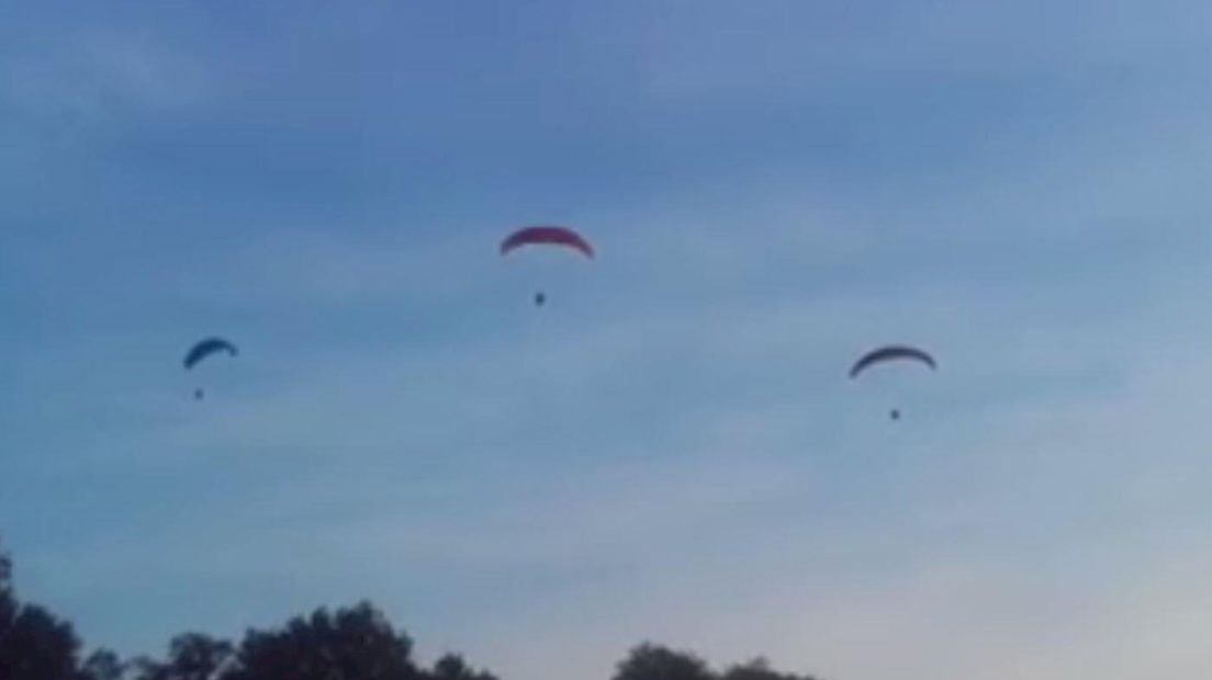 Paragliders boven de weide van Martin Oldenhof