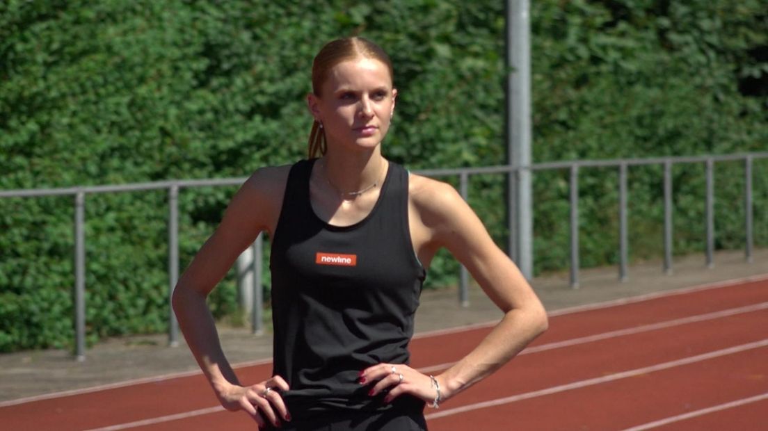 Britt Weerman op de atletiekbaan in Groningen
