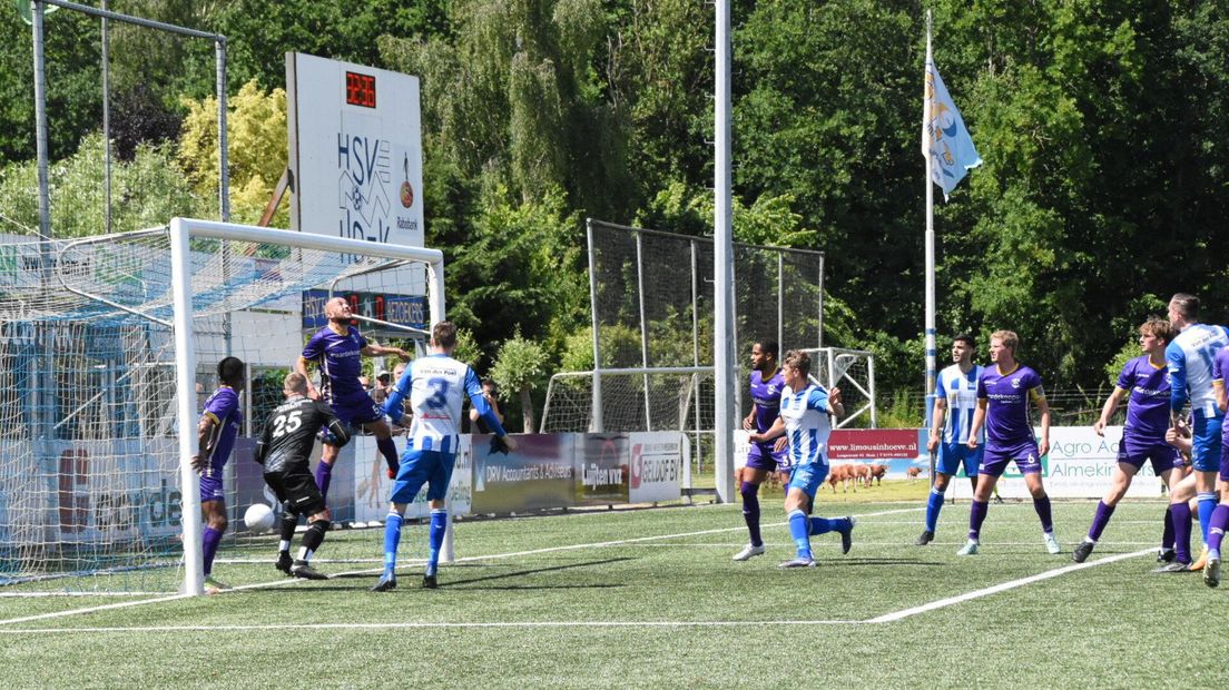 Ruben de Jager (uiterst rechts) heeft de 1-0 tegen VVSB binnen gekopt.