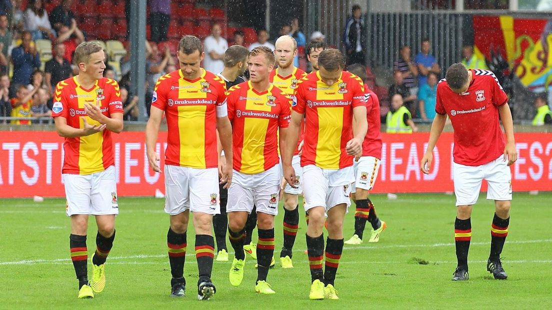 GA Eagles-spelers balen na het duel
