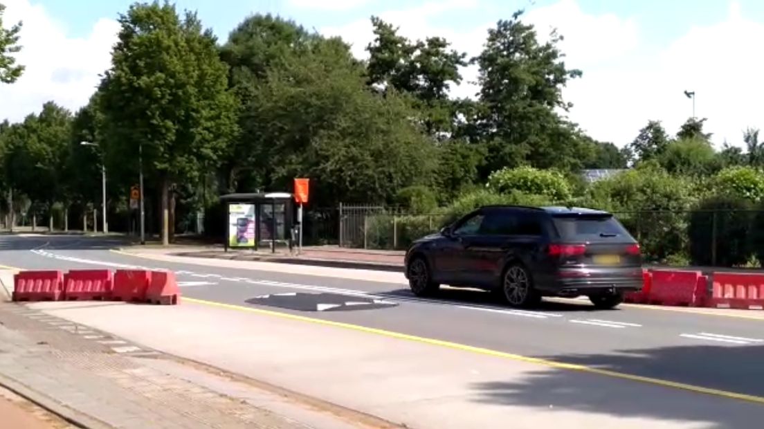 Barrières op busbaan zodat auto