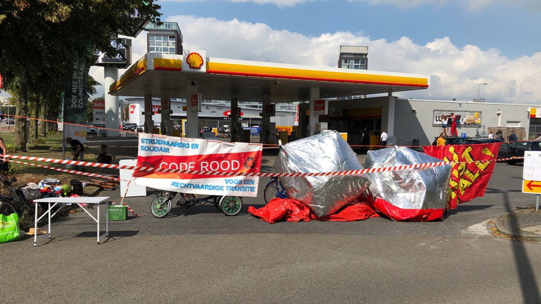 Actievoerders van Code Rood bij het tankstation van Shell aan de Europaweg in Stad