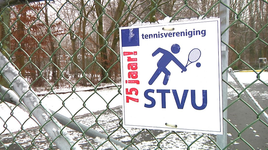 De velden van STVU zijn op dit moment niet te bespelen door sneeuw.