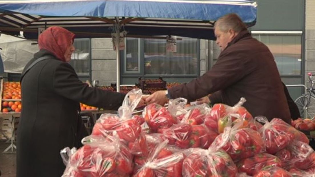 De markt in Arnhem staat vrijdagochtend voor het eerst op de nieuwe locatie op de Arnhemse Markt. De wekelijkse markt stond tot vorige week rond de Eusebiuskerk, maar moest daar weg omdat er gebouwd gaat worden.