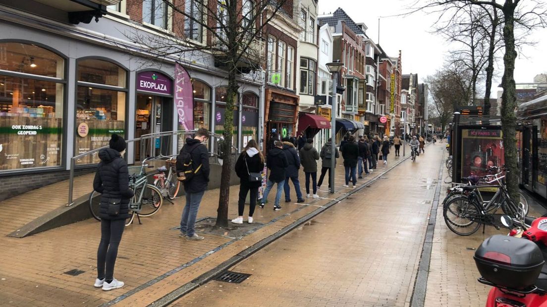 Een rij voor een koffieshop aan het Zuiderdiep