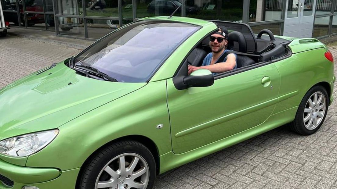 Mylan in zijn groene Peugeot 206cc