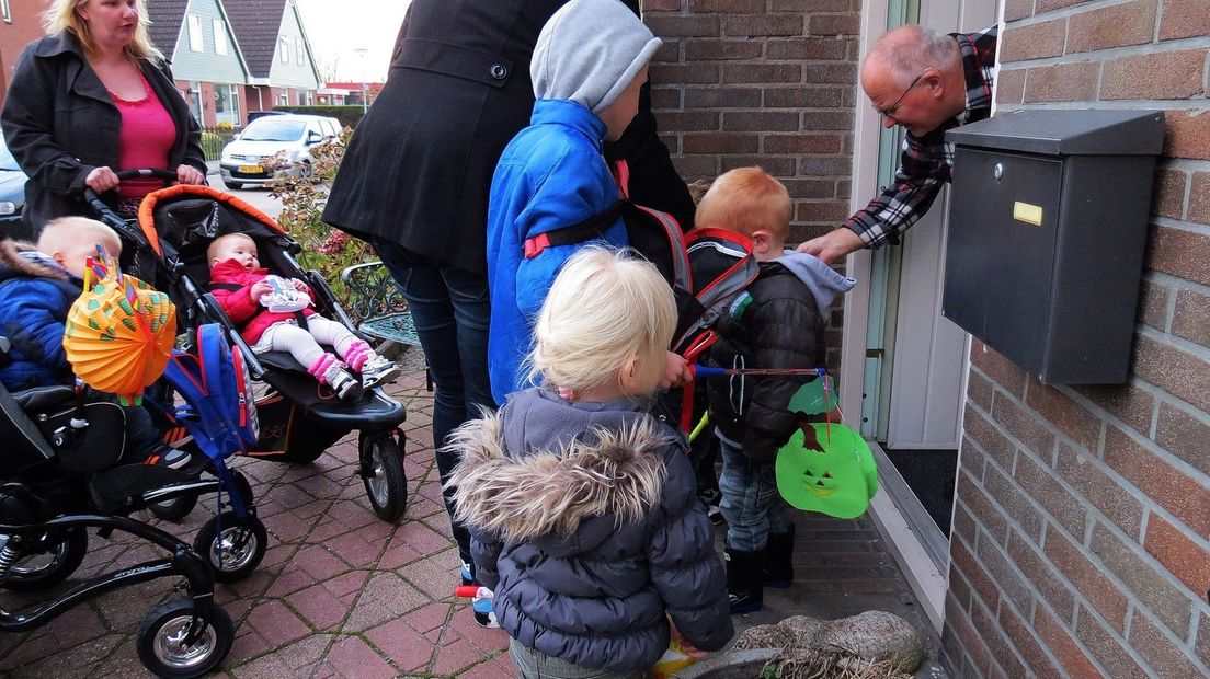 Met de jas open langs de deuren op 11 november