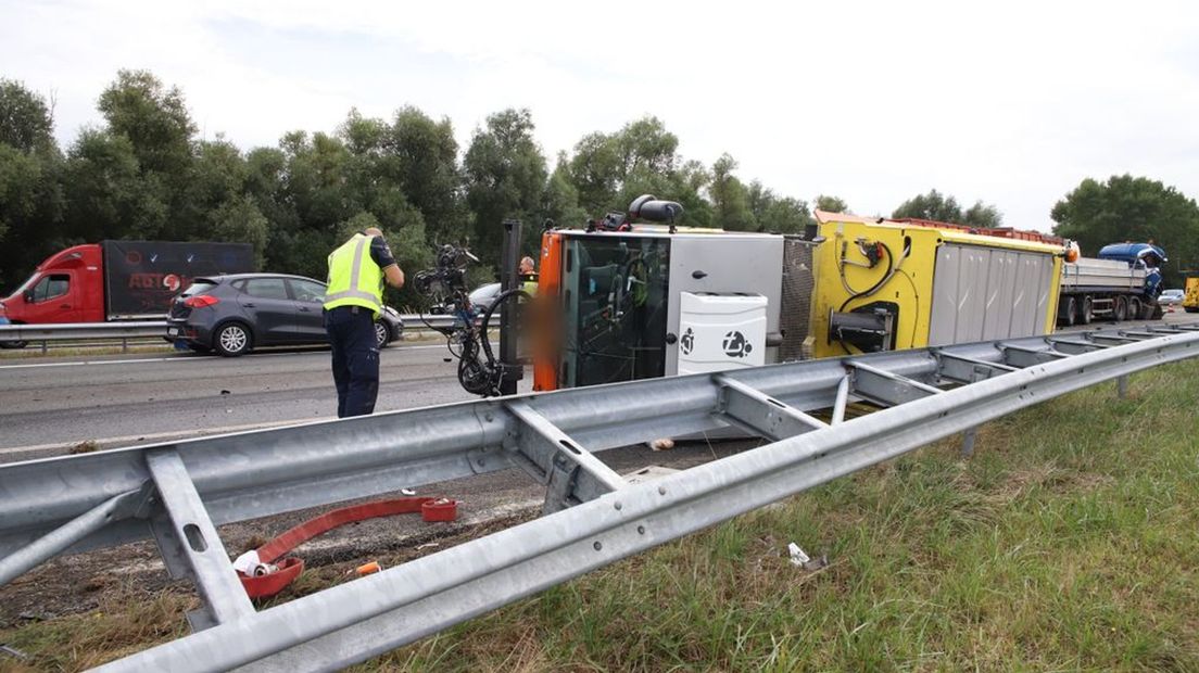 Zwaar Ongeluk Met Vrachtwagens Op A15 - Omroep Gelderland