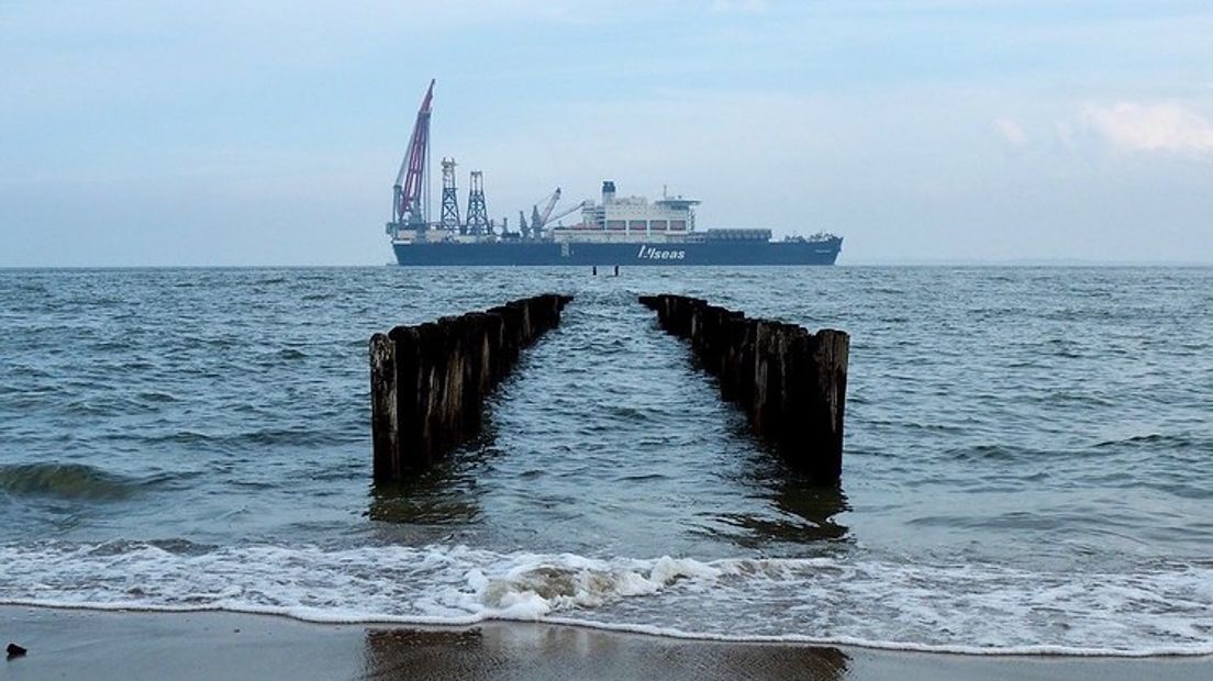 Het werkschip onderweg bij Breskens