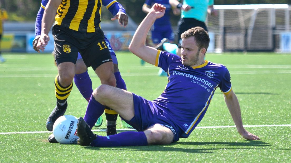 Nicky Eekhout van VVSB zet een sliding in