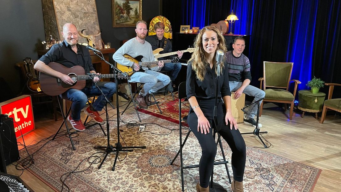 Elisabeth Hope in de studio