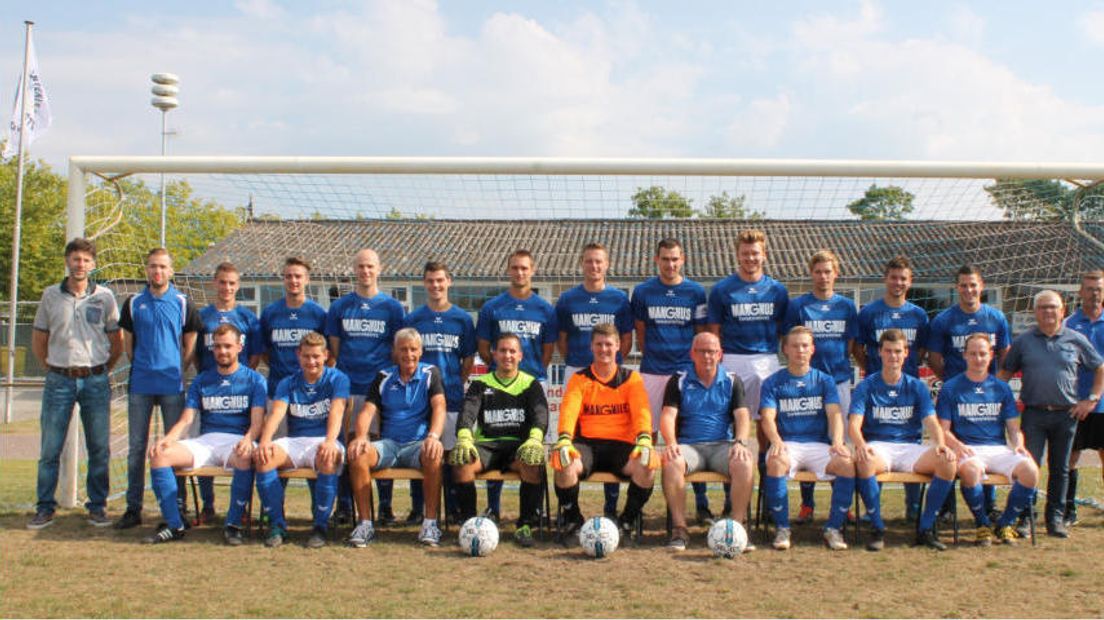 Het eerste elftal van VV Hontenisse
