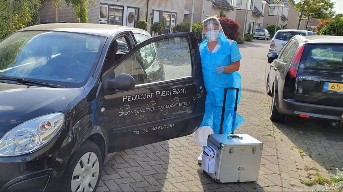 Pedicure Gea Wouda doorkruist in nieuwe outfit Deventer