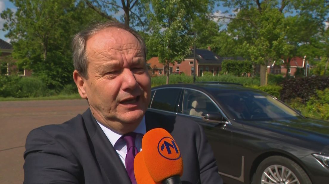 Staatssecretaris Vijlbrief voor de microfoon van RTV Noord