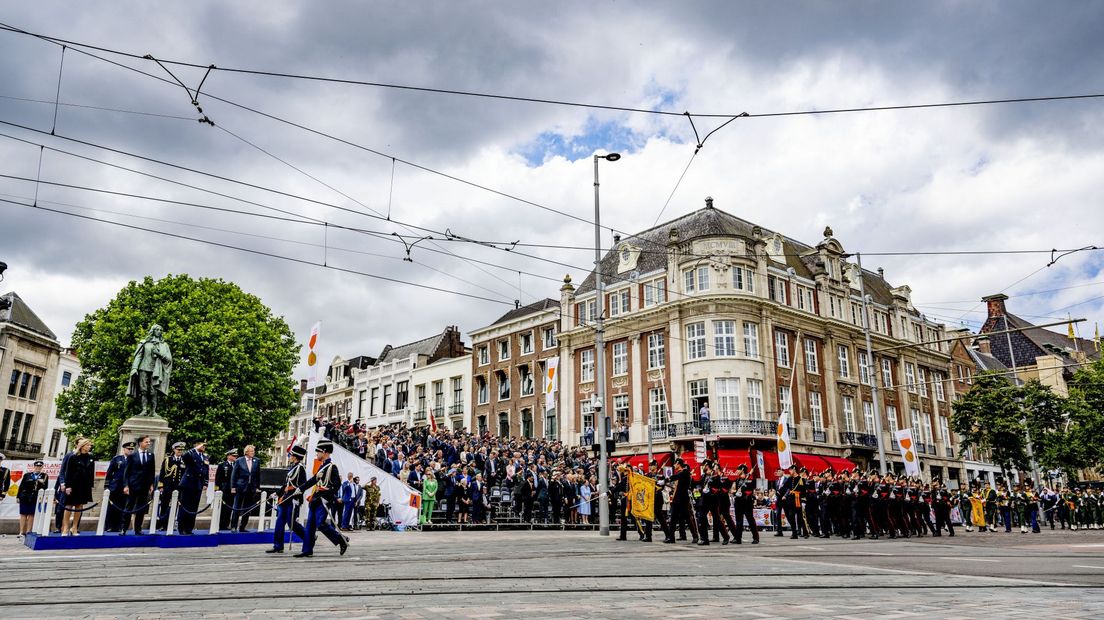 De Koning neemt het defilé af