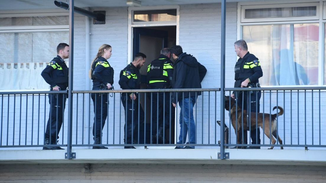 De politie doet huiszoekingen