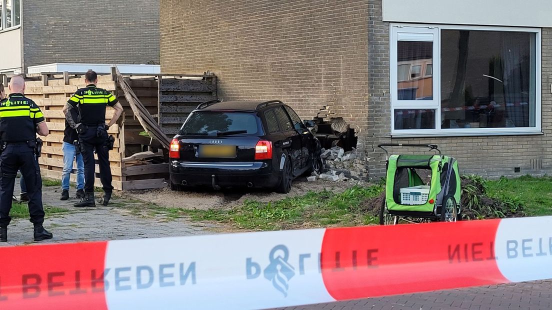 Auto tegen woning in Assen