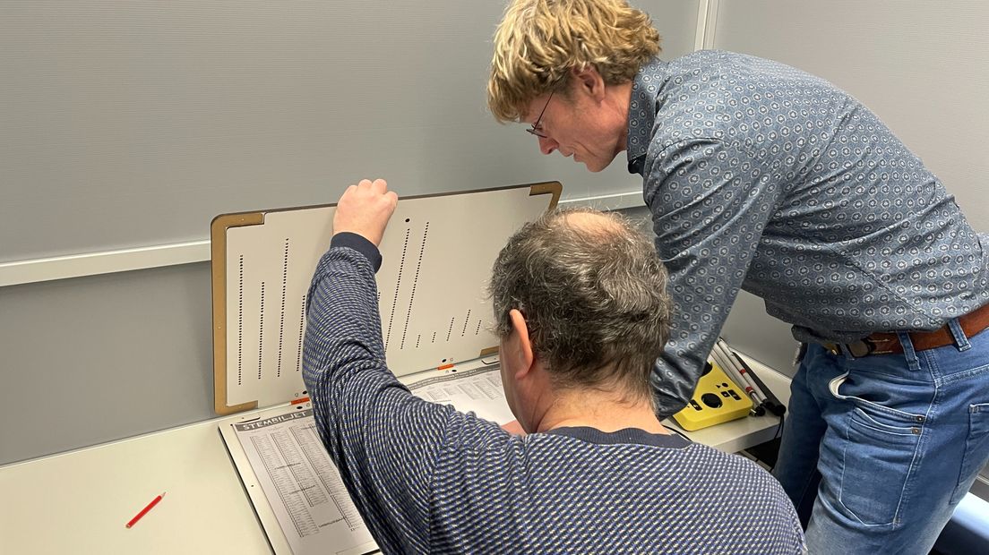 Een (onbruikbaar) stemformulier ligt in de stemmal van Groningen